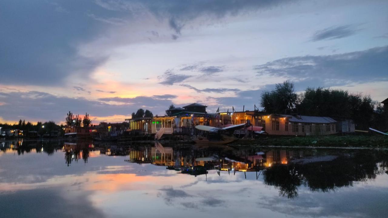 Houseboat New Suzan 4*