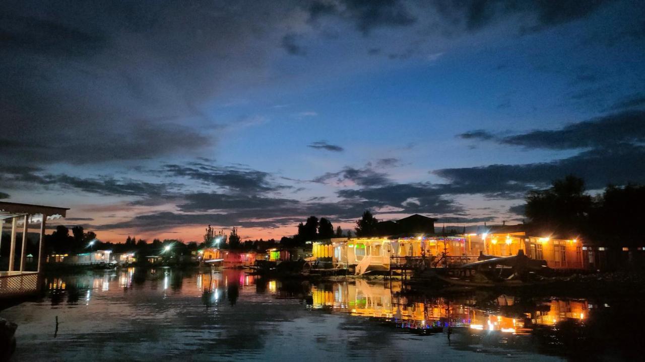 Houseboat New Suzan 4* Srinagar (Jammu and Kashmir)
