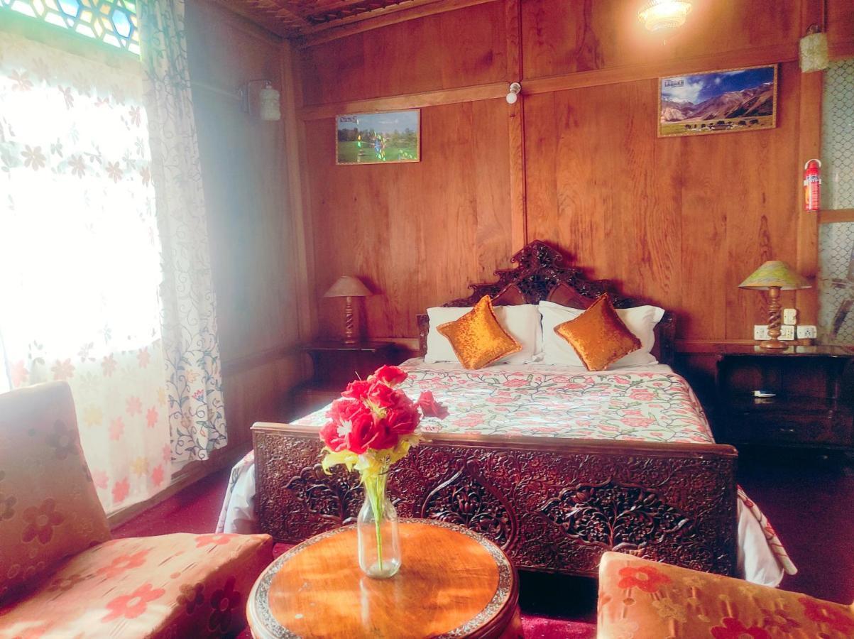 Hotel Houseboat Sheikh Palace 4*
