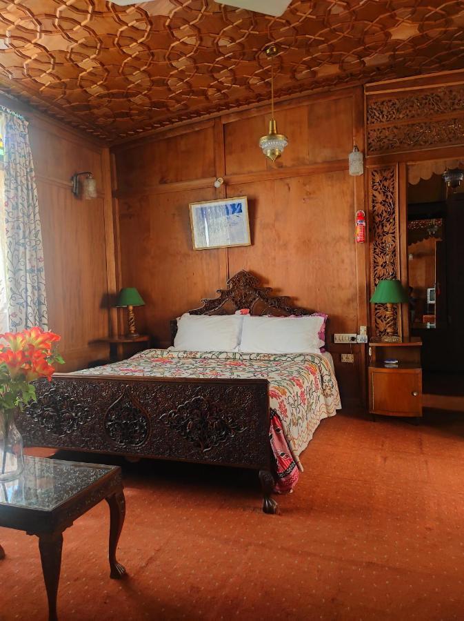 Houseboat Sheikh Palace