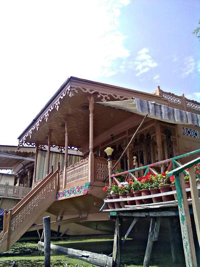 Houseboat Sheikh Palace
