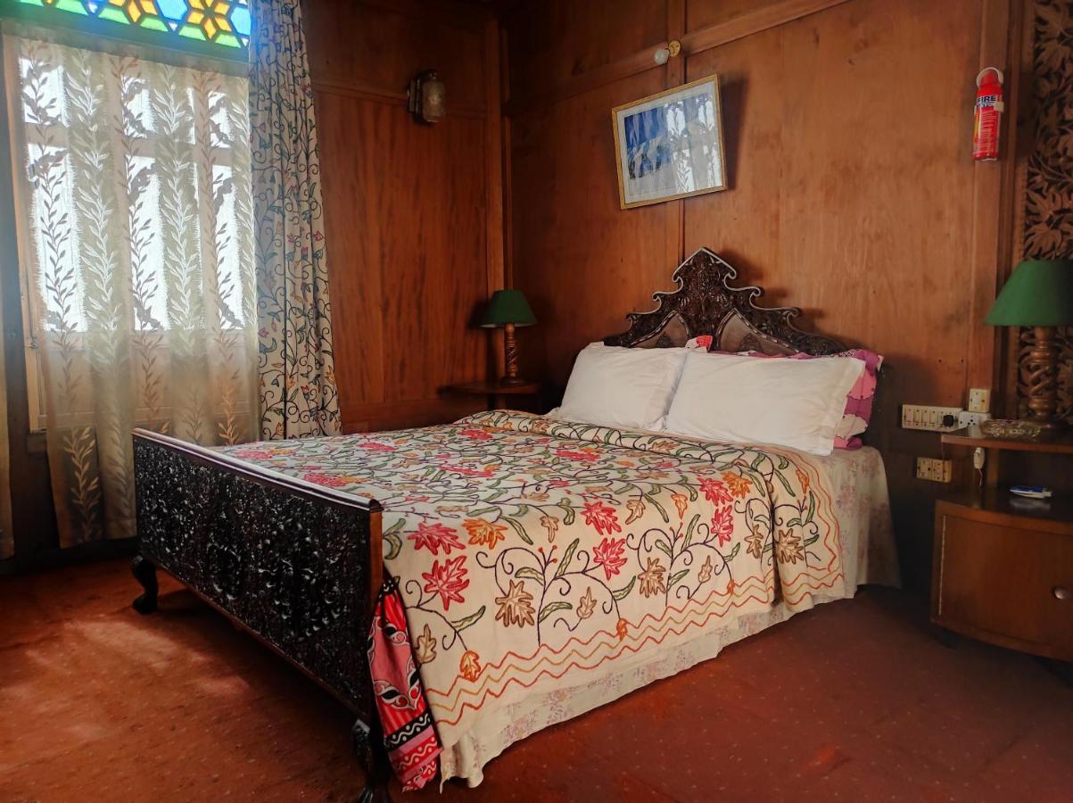 Houseboat Sheikh Palace Srinagar (Jammu and Kashmir)