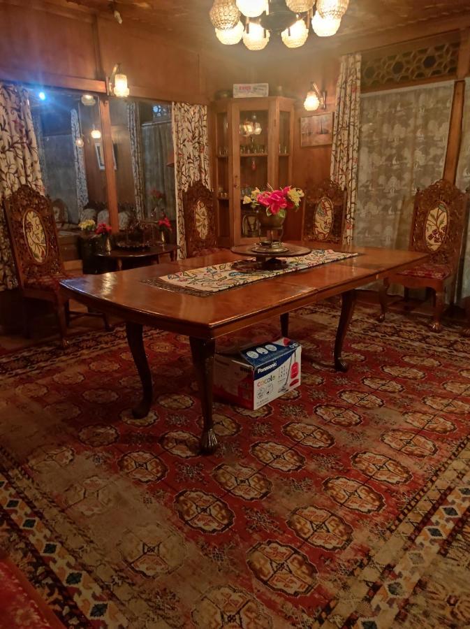 Houseboat Sheikh Palace Hotel