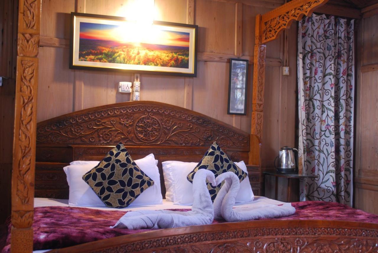Young Shahzada Group Of Houseboats Botel