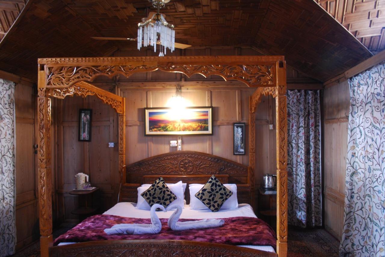 Young Shahzada Group Of Houseboats Srinagar (Jammu and Kashmir)