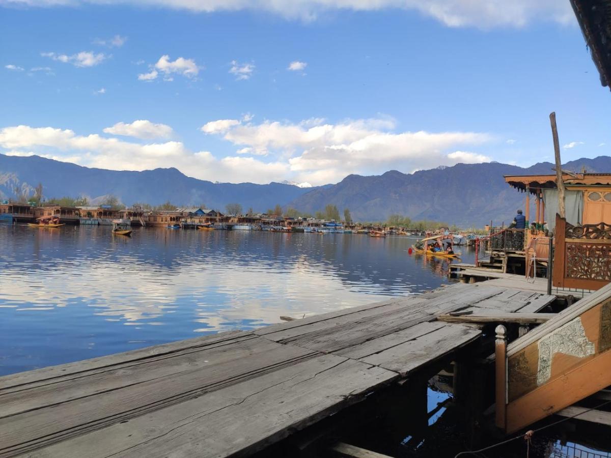 Young Shahzada Group Of Houseboats Srinagar (Jammu and Kashmir)