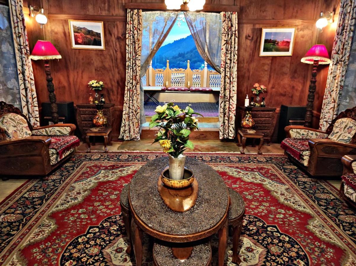 Hotel Houseboat Sheikh Palace