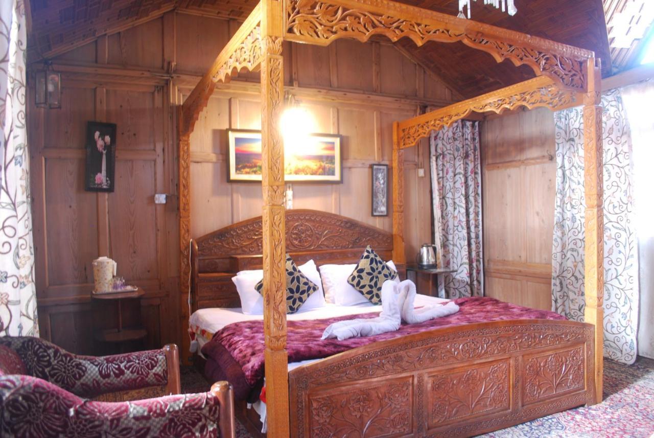 Young Shahzada Group Of Houseboats Srinagar (Jammu and Kashmir)