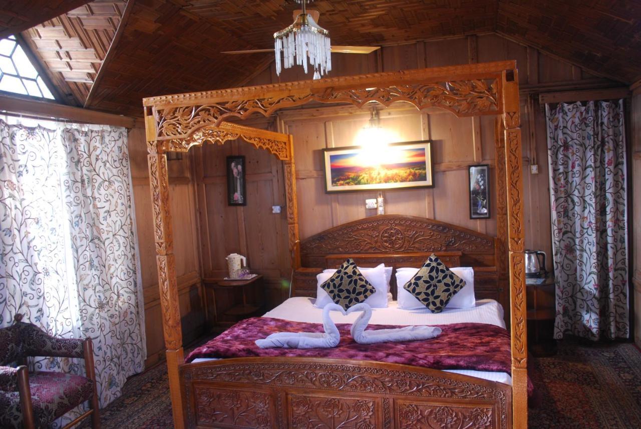 Young Shahzada Group Of Houseboats Botel Srinagar (Jammu and Kashmir)