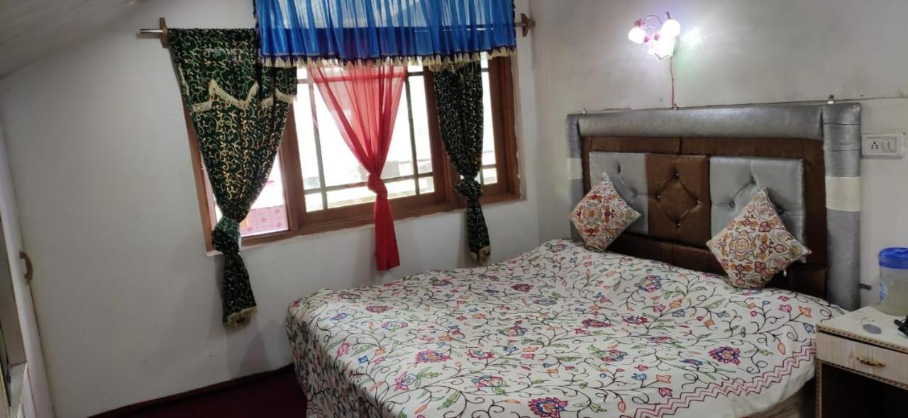 Shamus Javed * Srinagar (Jammu and Kashmir)