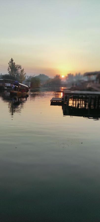 Snowgoose Group Of Houseboats Botel 3*