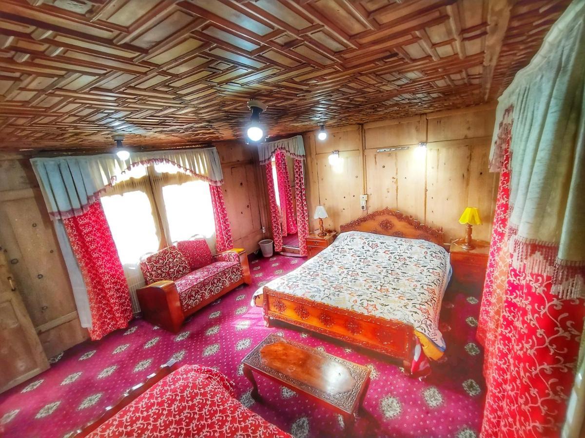 Raja'S Palace Houseboat - Kashmir *