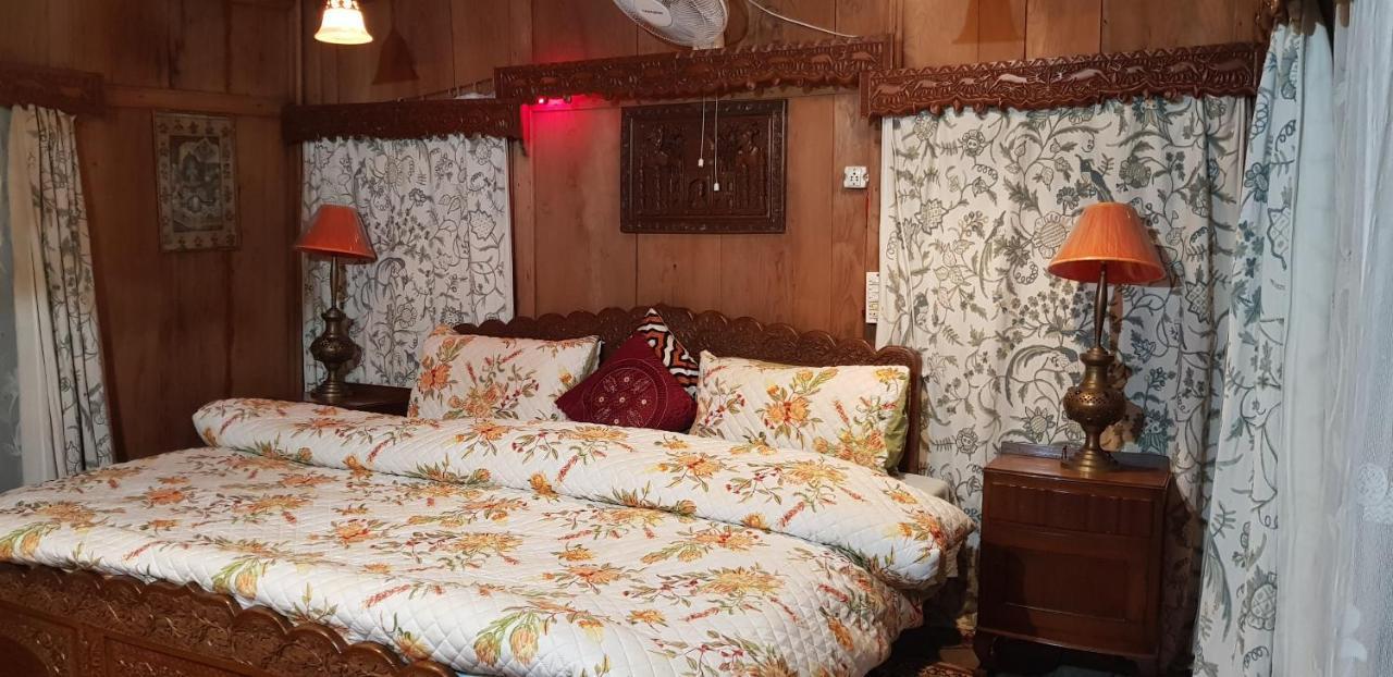 Botel House Boat Hardy Palace Srinagar (Jammu and Kashmir)