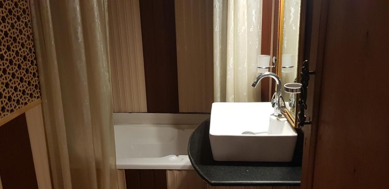 House Boat Hardy Palace 3* Srinagar (Jammu and Kashmir)