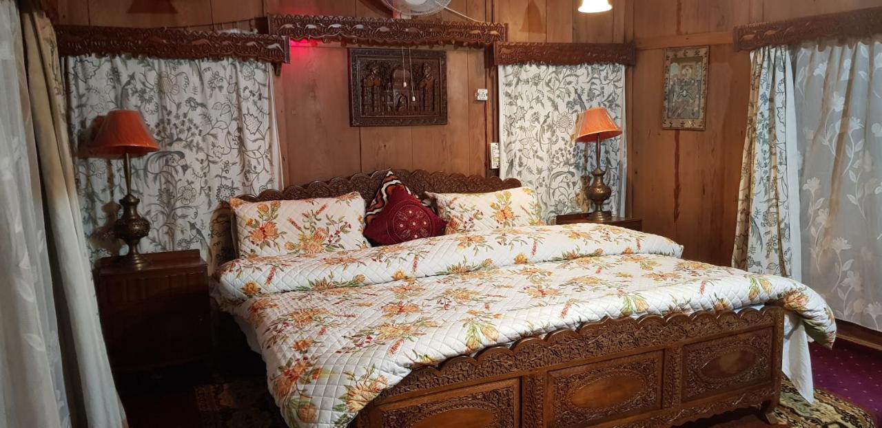 Botel House Boat Hardy Palace