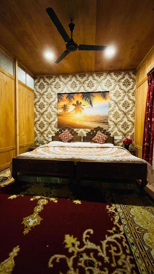 House Boat Hardy Palace Botel