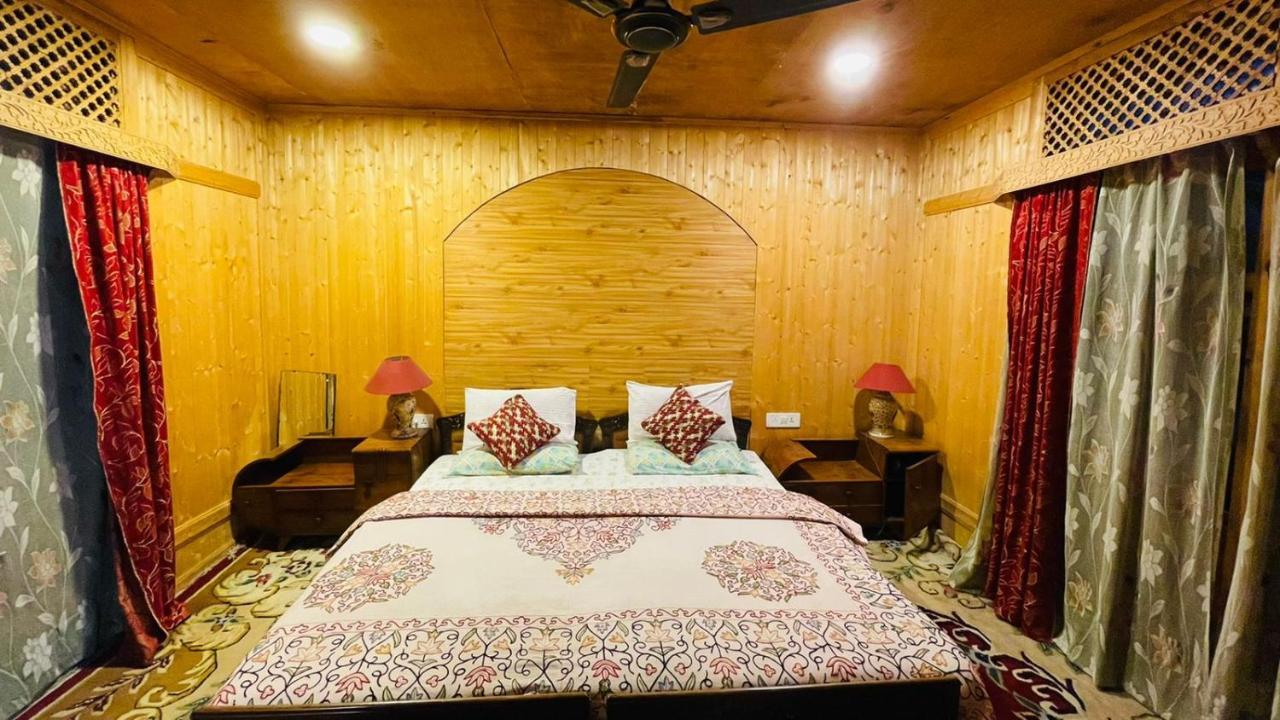 Botel House Boat Hardy Palace Srinagar (Jammu and Kashmir)