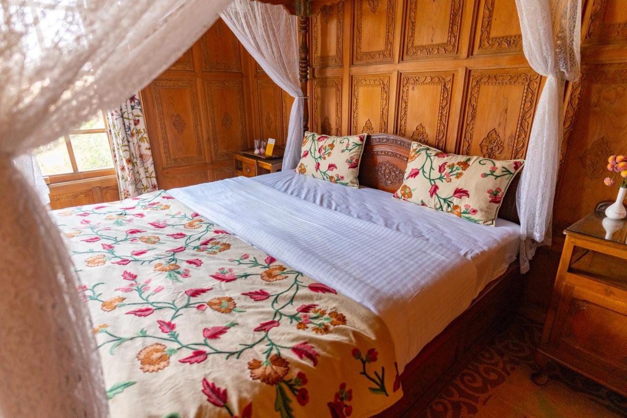 Hotel Wangnoo Heritage Houseboats