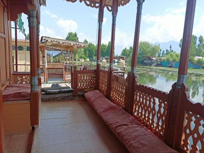Houseboat New Jahangir And Morning Car Hotel Srinagar (Jammu and Kashmir)