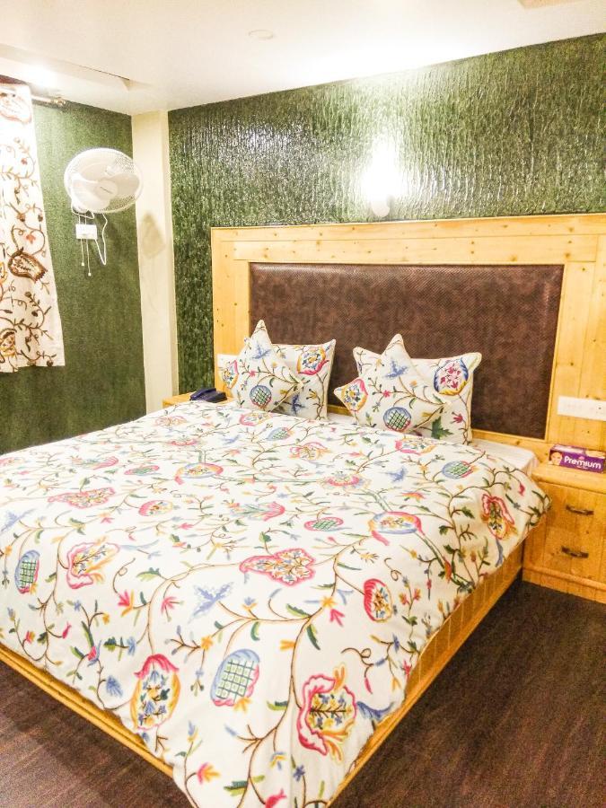 Holiday Villa Hotel Srinagar (Jammu and Kashmir)