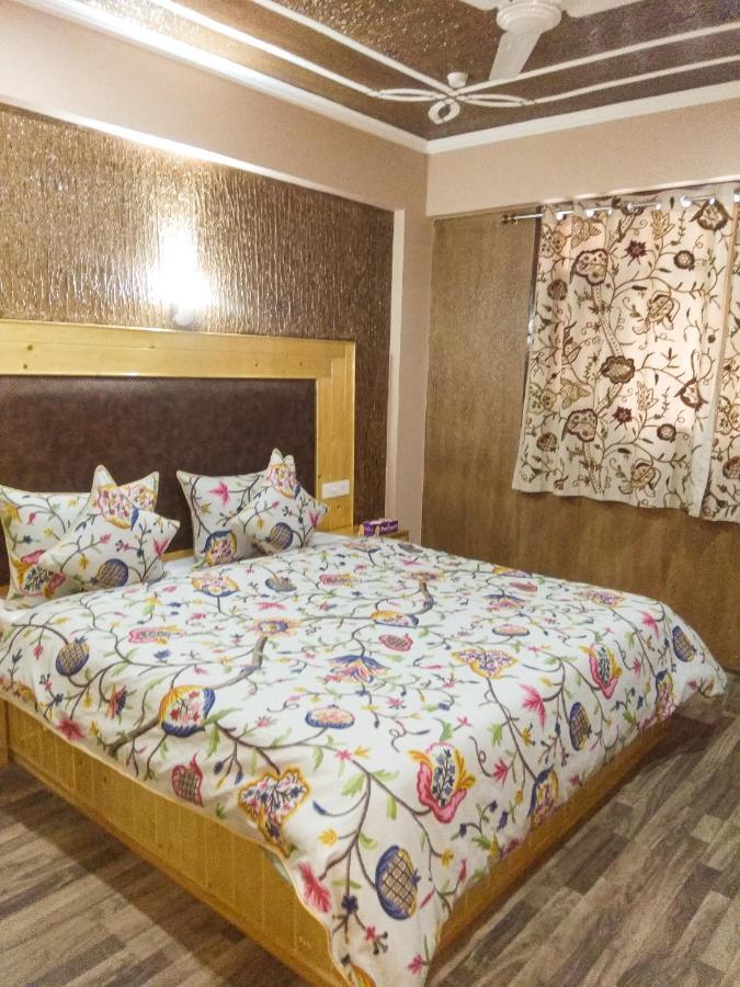 Hotel Holiday Villa Srinagar (Jammu and Kashmir)