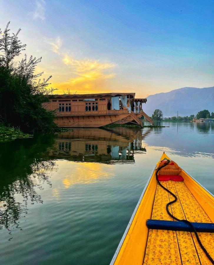 Houseboat Inshallah Botel