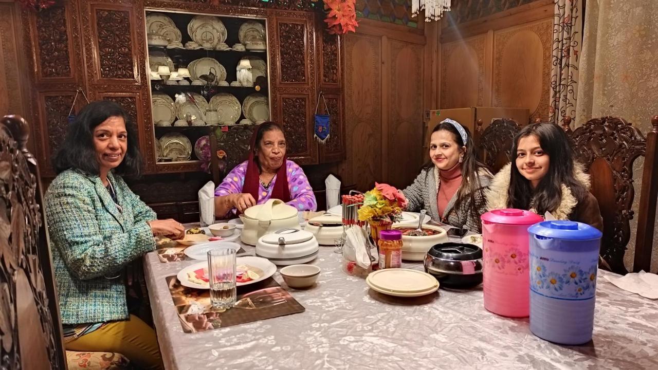 Botel Dal Heritage Houseboat New Manila Srinagar (Jammu and Kashmir)