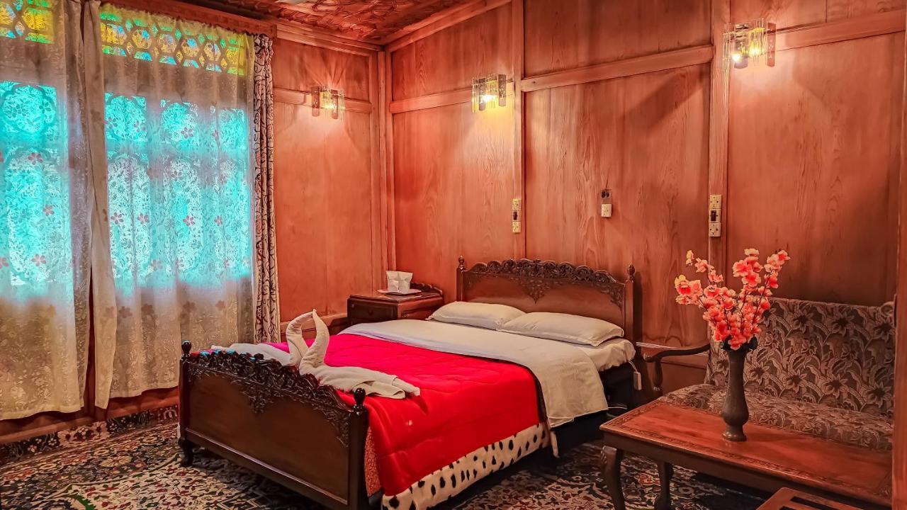 Dal Heritage Houseboat New Manila Srinagar (Jammu and Kashmir)