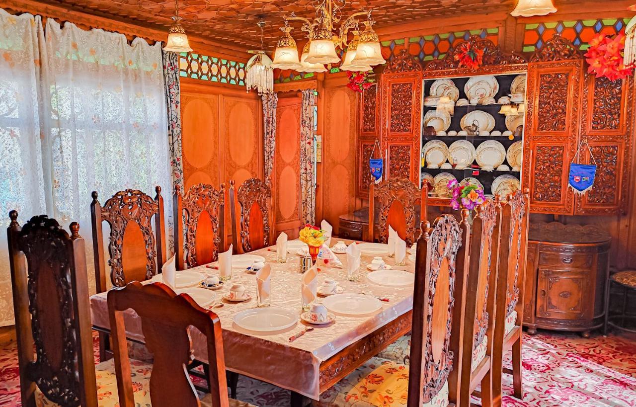 Dal Heritage Houseboat New Manila Botel 3*