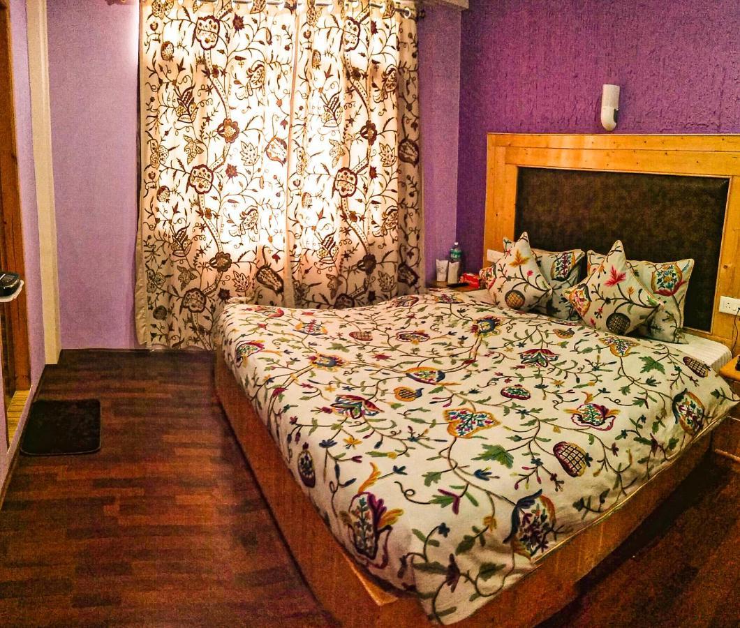 Holiday Villa Hotel Srinagar (Jammu and Kashmir)