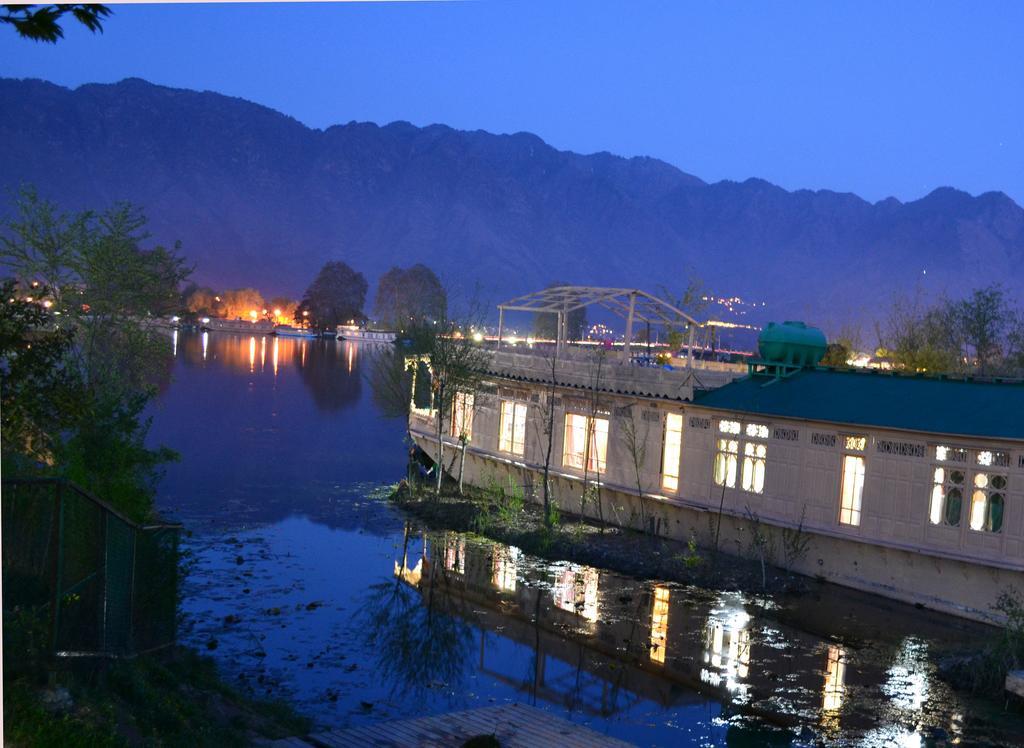 Peacock Houseboats