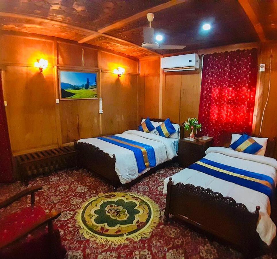 The Heritage Group Of Houseboats Botel
