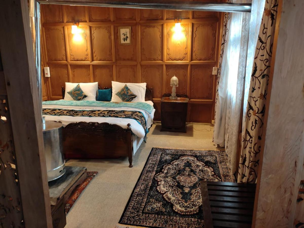 The Heritage Group Of Houseboats Botel 4*