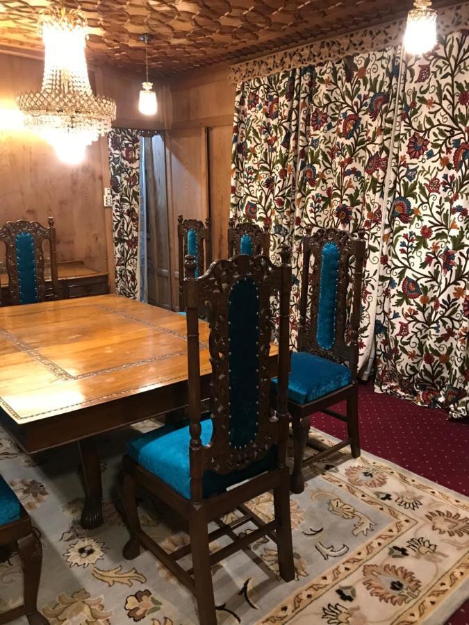 Nazneen Group Of Houseboats Bed & Breakfast 4*
