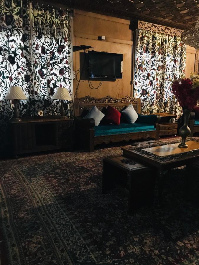 Nazneen Group Of Houseboats Bed & Breakfast