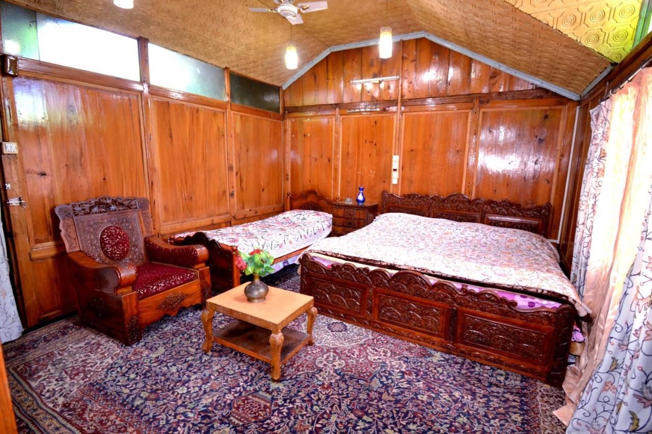 Heritage Shreen Houseboat Botel
