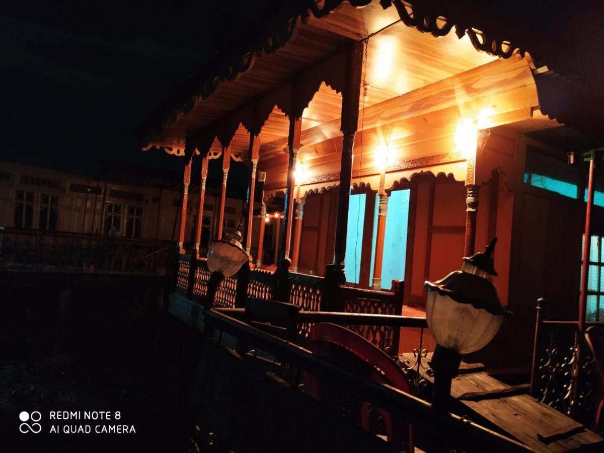 Houseboat New Jahangir And Morning Car Srinagar (Jammu and Kashmir)