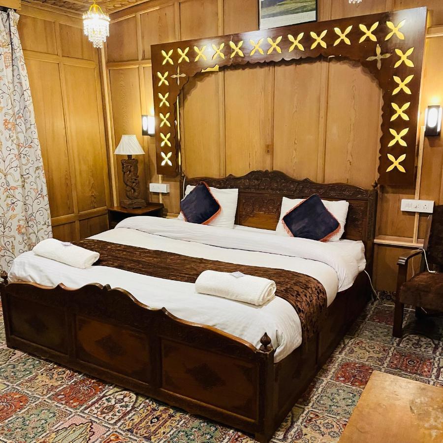 Floating Luxury Group Of Houseboats Botel *