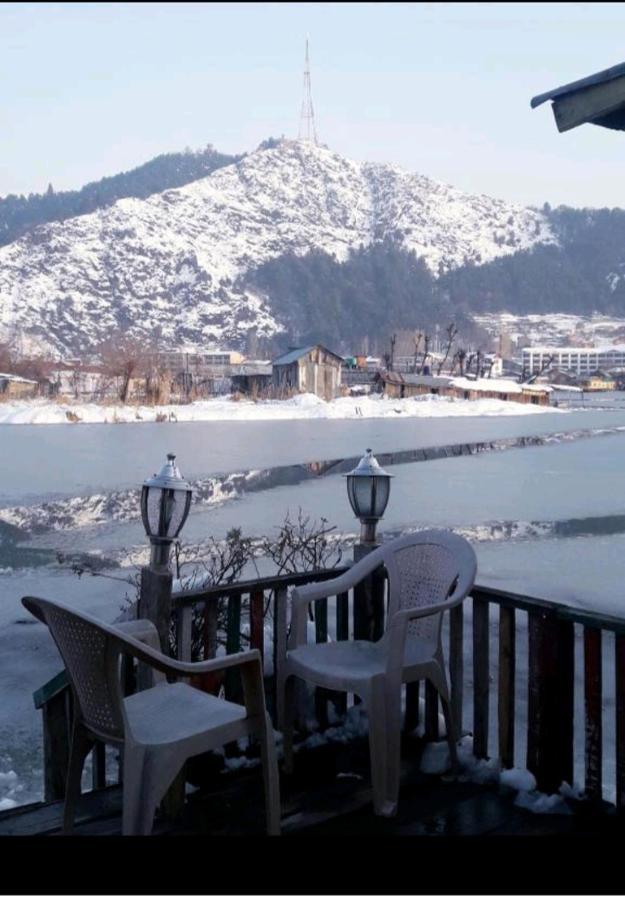 Houseboat New Jahangir And Morning Car 3* Srinagar (Jammu and Kashmir)