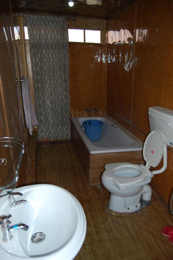 Houseboat New Jahangir And Morning Car 3* Srinagar (Jammu and Kashmir)