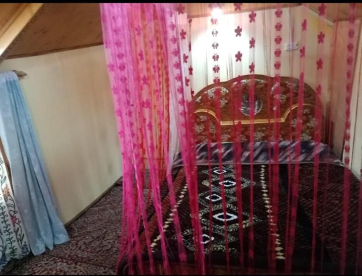 Houseboat New Jahangir And Morning Car 3* Srinagar (Jammu and Kashmir)