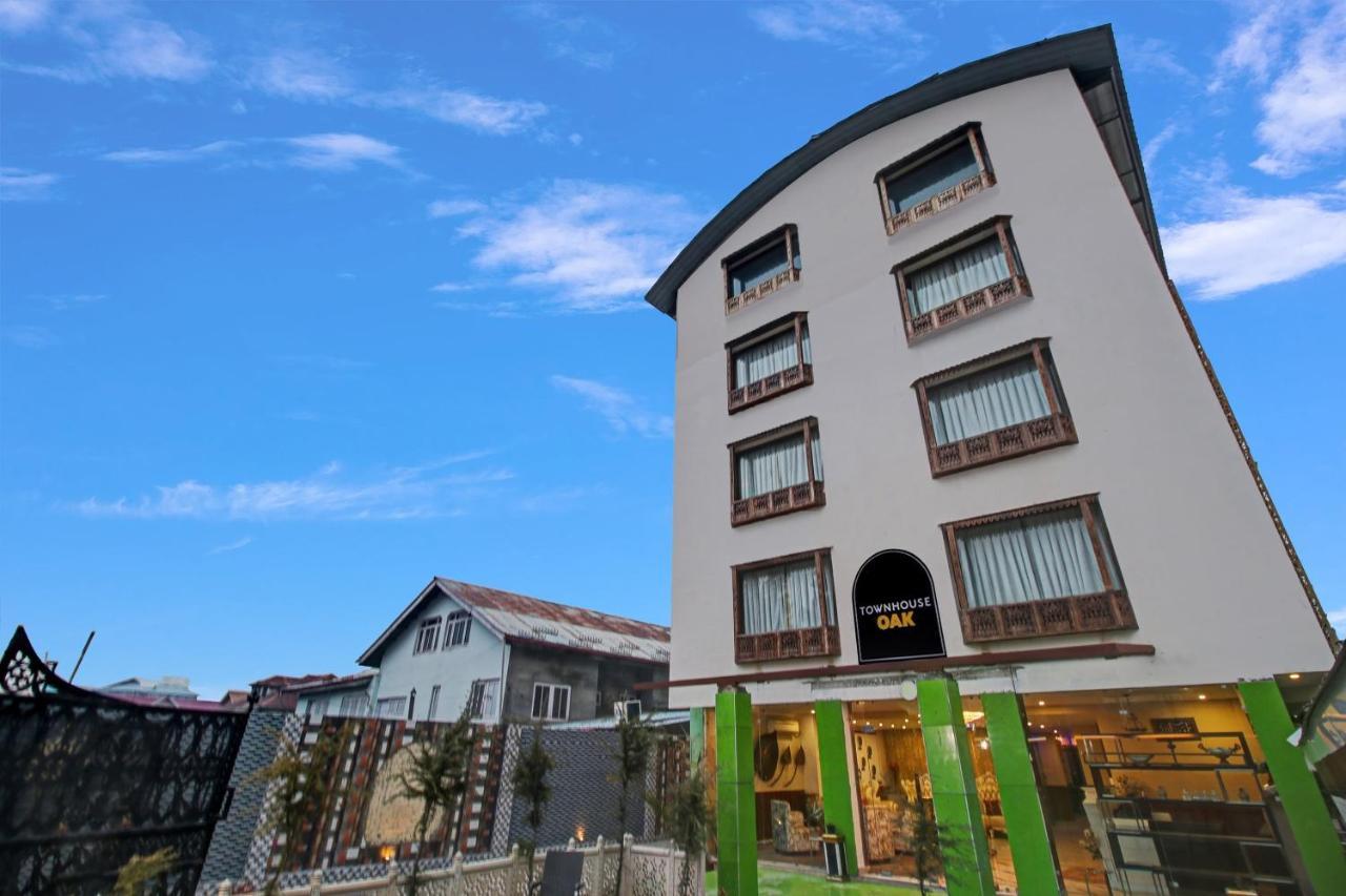 Hotel Townhouse Oak The Saffron Srinagar (Jammu and Kashmir)