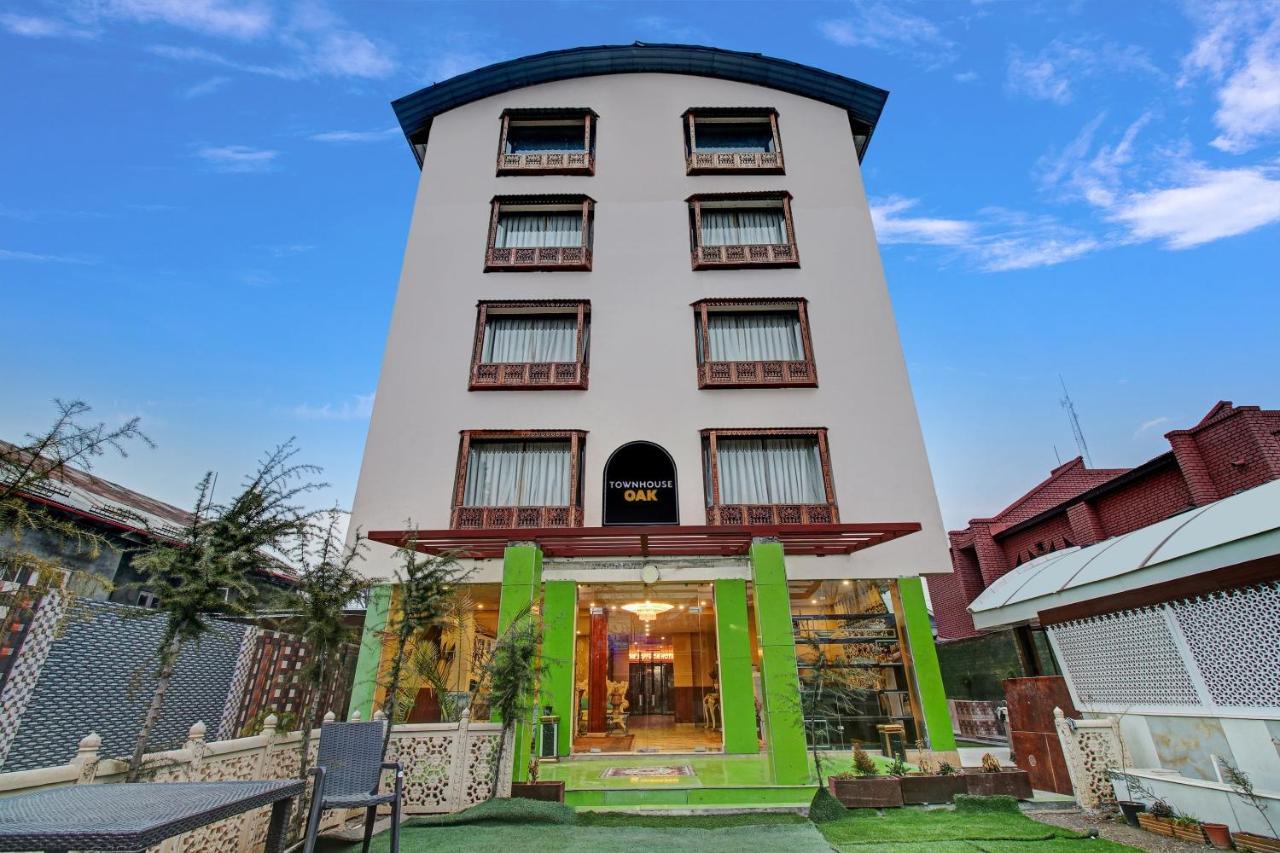 Hotel Townhouse Oak The Saffron Srinagar (Jammu and Kashmir)