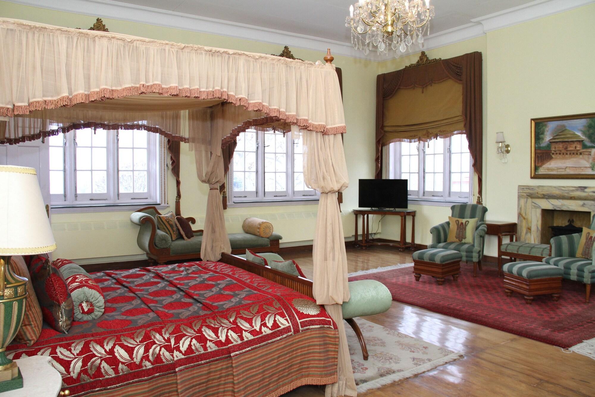 The Lalit Grand Palace 5*