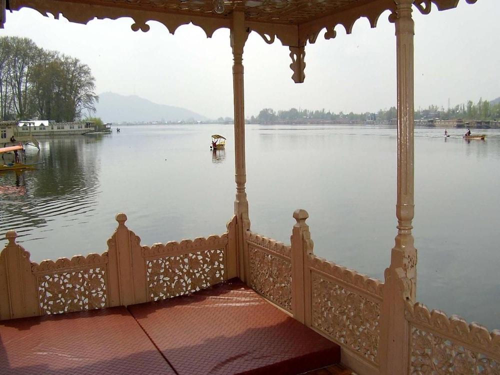 Hotel Young Bombay Group Of Houseboats 3*