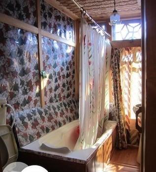Young Bombay Group Of Houseboats Hotel Srinagar (Jammu and Kashmir)
