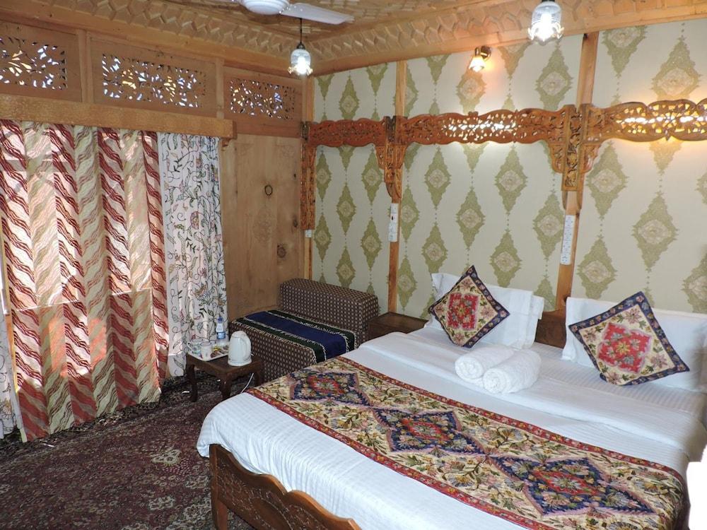 Young Bombay Group Of Houseboats Hotel 3*