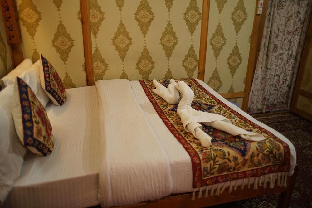 Young Bombay Group Of Houseboats Hotel Srinagar (Jammu and Kashmir)
