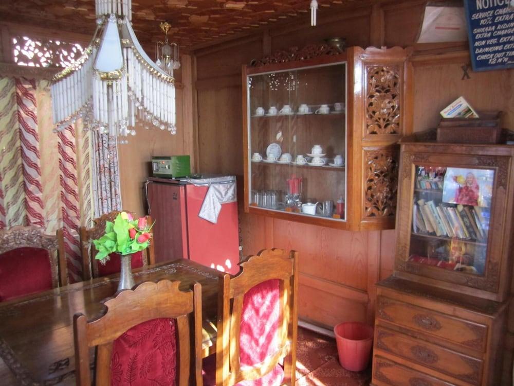 Young Bombay Group Of Houseboats Hotel