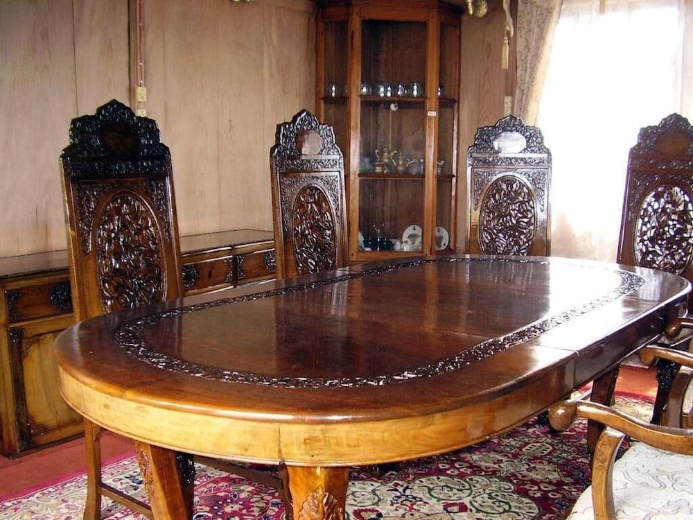 Young Bombay Group Of Houseboats Hotel Srinagar (Jammu and Kashmir)